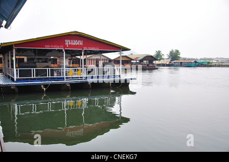 Ristorante Galleggiante sulla Mae Klong River, Kanchanaburi, la Provincia di Kanchanaburi, Thailandia Foto Stock