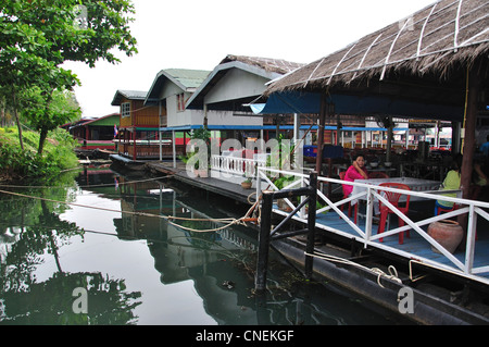 Ristorante Galleggiante sulla Mae Klong River, Kanchanaburi, la Provincia di Kanchanaburi, Thailandia Foto Stock