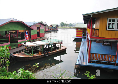 Ristorante Galleggiante sulla Mae Klong River, Kanchanaburi, la Provincia di Kanchanaburi, Thailandia Foto Stock