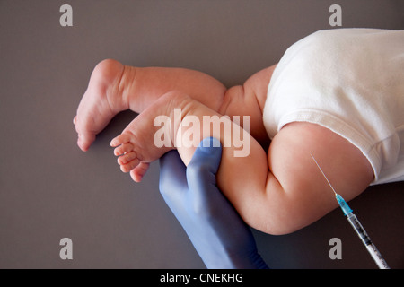Il neonato la vaccinazione Foto Stock