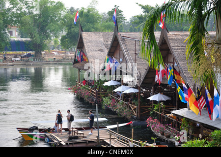 Ristorante presso il Ponte sul Fiume Kwai, Kanchanaburi, la Provincia di Kanchanaburi, Thailandia Foto Stock