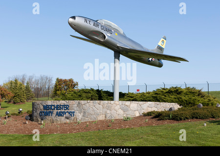 New York Air National Guard Lockheed T-33 all'ingresso del Westchester County Airport vicino a White Plains, New York. Foto Stock