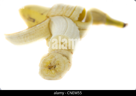 Immagine di una banana fresche essiccate con fette di banana nella parte anteriore Foto Stock