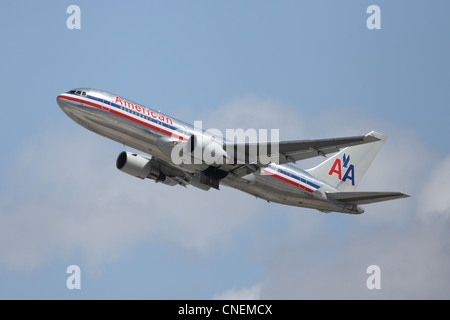 LOS ANGELES, CALIFORNIA, STATI UNITI D'America - 12 Aprile 2012 - Un American Airlines 737 jet aereo decolla dall'Aeroporto di Los Angeles. Foto Stock