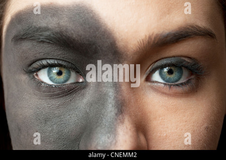 Gli occhi blu con il trucco nero Foto Stock