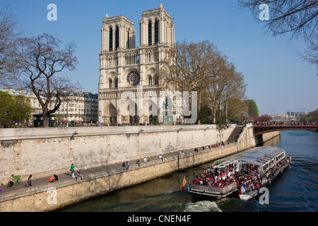 La barca turistica sul fiume Senna passa la cattedrale di Notre Dame a Pont au Double in distanza, Parigi, Francia Foto Stock