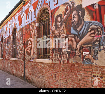 Venezia - Incredibile graffiti su un mattone di edificio industriale a Venezia, Foto Stock