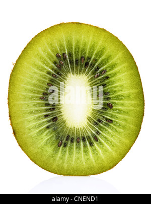 Kiwi Sezione trasversale su bianco Foto Stock