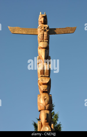 Totem sagomato in Stanley Park, BC Canada Foto Stock