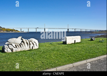 Kessock ponte che collega Inverness con la Black Isle in Scozia visto dal locale Merkinch Riserva Naturale con sculture Foto Stock