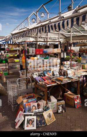 Regno Unito, Inghilterra, Worcestershire, Worcester, un mercato di seconda mano di stallo del libro Foto Stock