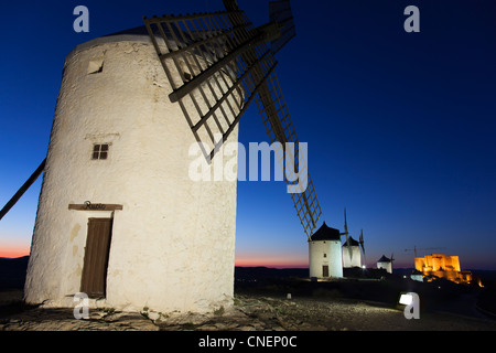 Mulini a vento, Consuegra, Toledo, Castilla la Mancha, in Spagna Foto Stock