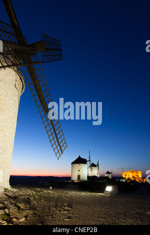 Mulini a vento, Consuegra, Toledo, Castilla la Mancha, in Spagna Foto Stock