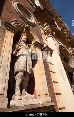 Regno Unito, Inghilterra, Worcestershire, Worcester, High Street, Guildhall statua del re Carlo I sulla facciata Foto Stock