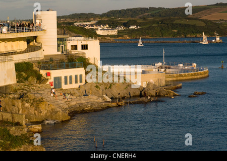 Tinside Lido con ragazzi che salta da rocce nell'acqua di mare di Plymouth Sound Foto Stock