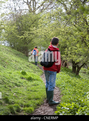 Ragazzo in vacanza a piedi in North Yorkshire Dales, nei pressi di West Burton, Wensleydale, Richmondshire, REGNO UNITO Foto Stock