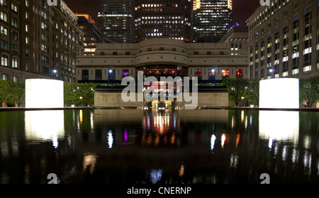 Cabot Square di notte, Canary Wharf Londra, Inghilterra, Regno Unito. Foto Stock