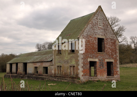 Fattoria di Seagram nel villaggio abbandonato di Imber. Ora un'area di addestramento militare sulla piana di Salisbury, Wiltshire, Inghilterra, Regno Unito Foto Stock