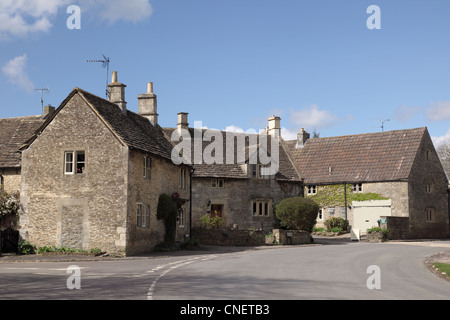 Case in pietra nel villaggio di Biddestone, Wiltshire, Inghilterra, Regno Unito Foto Stock