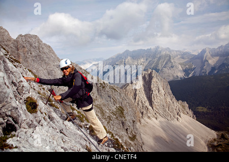 Gli alpinisti, Innsbrucker Klettersteig via ferrata, Karwendelgebirge montagne, Innsbruck, in Tirolo, Austria, Europa Foto Stock