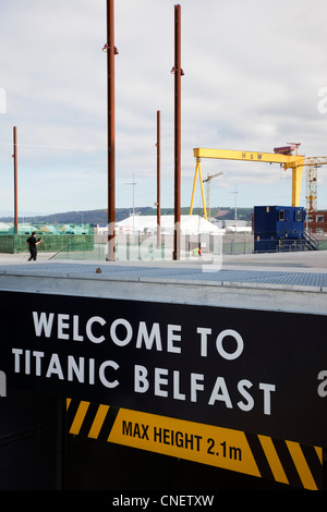 In Irlanda del Nord, Belfast, Titanic Quarter, segno di benvenuto presso l'entrata del parcheggio del centro visitatori. Foto Stock