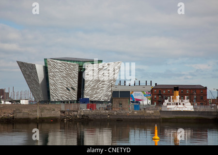 In Irlanda del Nord, Belfast, Titanic Quarter, Visitor Center progettato da Civic Arts & Eric R Kuhne con il lancio SS nomade. Foto Stock