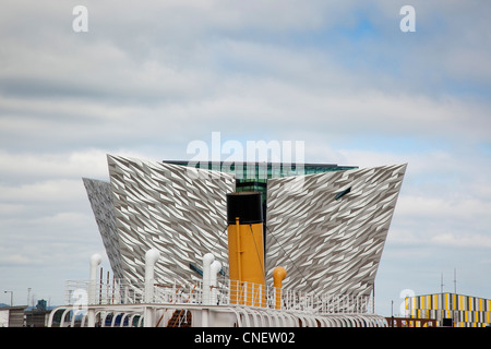 In Irlanda del Nord, Belfast, Titanic Quarter, Visitor Center progettato da Civic Arts & Eric R Kuhne, con imbuto della SS nomade. Foto Stock