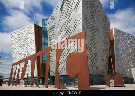 In Irlanda del Nord, Belfast, Titanic Quarter, Visitor Center progettato da Civic Arts & Eric R Kuhne. Foto Stock