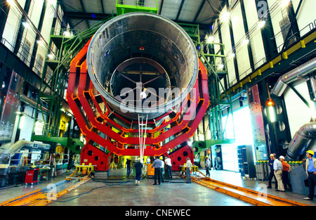 Inserimento del vuoto-serbatoio del rivelatore CMS in LHC dell'europeo di fisica delle particelle Institute, il CERN Foto Stock