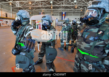 I membri della 140a ala simulano di essere decontaminati durante l'elaborazione nell'area di controllo della contaminazione durante un esercizio di preparazione operativa presso la Buckley Air Force base, Colon., 13 aprile 2012. Il CCA è un'area designata per rimuovere indumenti protettivi chimici contaminati attraverso un processo che consente di evitare che le sostanze contaminanti causino danni agli elementi durante la rimozione degli elementi protettivi. I membri della guardia stanno partecipando all'esercizio per prepararsi alle implementazioni del mondo reale e all'imminente ispezione di preparazione operativa a maggio. Foto Stock