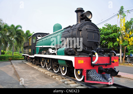 Originale il treno a vapore visualizzato mediante il ponte sul Fiume Kwai, Kanchanaburi, la Provincia di Kanchanaburi, Thailandia Foto Stock