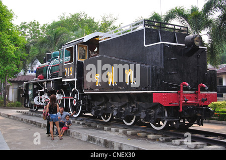 Originale il treno a vapore visualizzato mediante il ponte sul Fiume Kwai, Kanchanaburi, la Provincia di Kanchanaburi, Thailandia Foto Stock