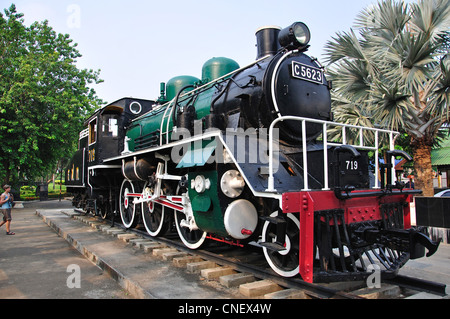 Originale il treno a vapore visualizzato mediante il ponte sul Fiume Kwai, Kanchanaburi, la Provincia di Kanchanaburi, Thailandia Foto Stock