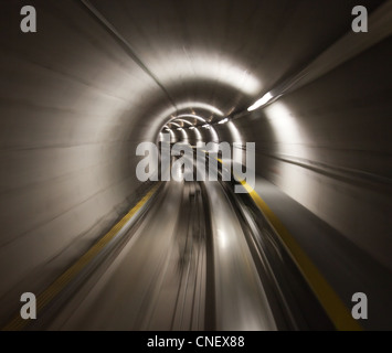 Attraversando il tunnel della metropolitana (dall'aeroporto di Zurigo) Foto Stock