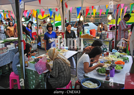 Street ristoranti a New Phetchaburi Road, Ratchathewi District, Bangkok, Thailandia Foto Stock