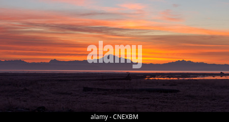 Sunrise, il mare e la montagna Foto Stock