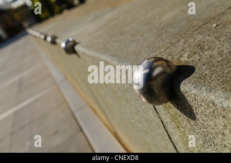 Anti-skateboard a dispositivi installati su un basso muro di pietra Foto Stock