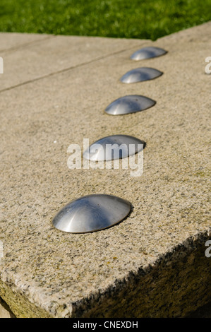 Anti-skateboard a dispositivi installati su un basso muro di pietra Foto Stock