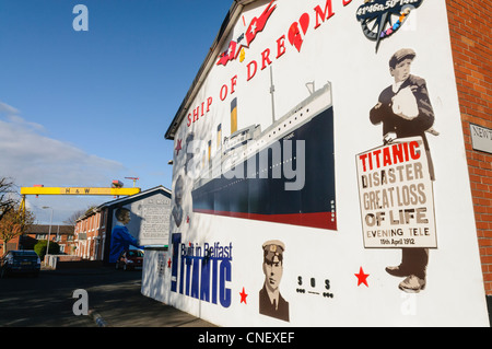 Murale con le parole 'Titanic Built in Belfast' che commemora il Titanic sulla Newtownards Road, Belfast Foto Stock