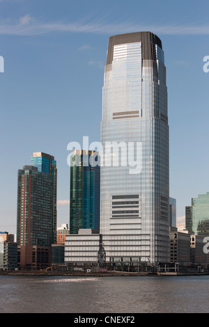 La Goldman Sachs Tower (aka 30 Hudson Street) che si affaccia sul fiume Hudson in Jersey City, New Jersey. Foto Stock