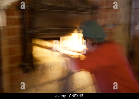 Paulie White cuoce in forno a legna a Bobolink Bakehouse in Milford, New Jersey, STATI UNITI D'AMERICA Foto Stock