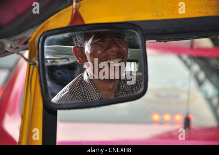 Sorridente tuk-tuk driver, Samphanthawong District, Bangkok, Thailandia Foto Stock