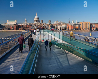 Millennium Bridge con i visitatori in nitido al sole con la Cattedrale di San Paolo a livello del punto focale City of London REGNO UNITO Foto Stock