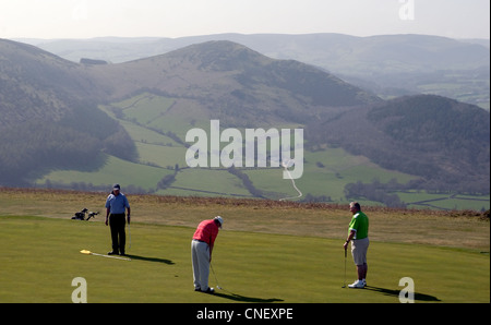 Tre gli amanti del golf il golf sul nono foro a Kington Golg Club sulla collina Bradnor Kington. Ho Foto Stock