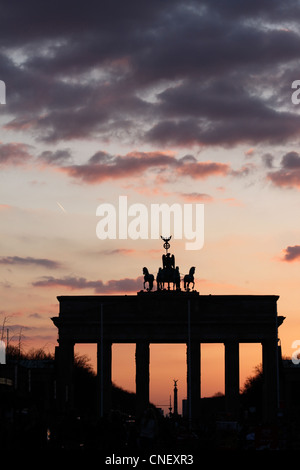 Tramonto dietro la Porta di Brandeburgo (Gate), Berlino, costruito tra il 1789-91. Foto Stock