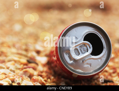 Usato coka cola può top aperto con bokeh in background Foto Stock