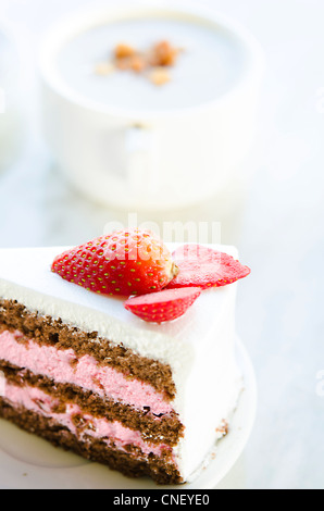 La torta di fragole e la minestra sullo sfondo Foto Stock