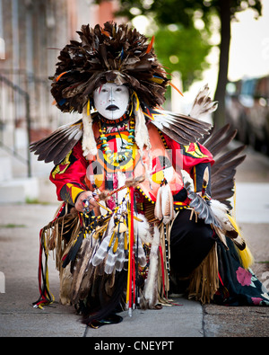 L'uomo vestito di Lumbee Indian Regalia Foto Stock