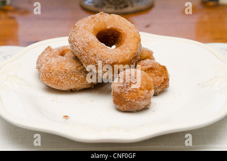 Ciambelle fritte fatte in casa e ciambelle su un piatto bianco. Foto Stock