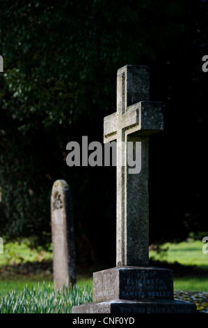 Croce e lapidi in Banbury crematorio, Oxfordshire, Inghilterra Foto Stock